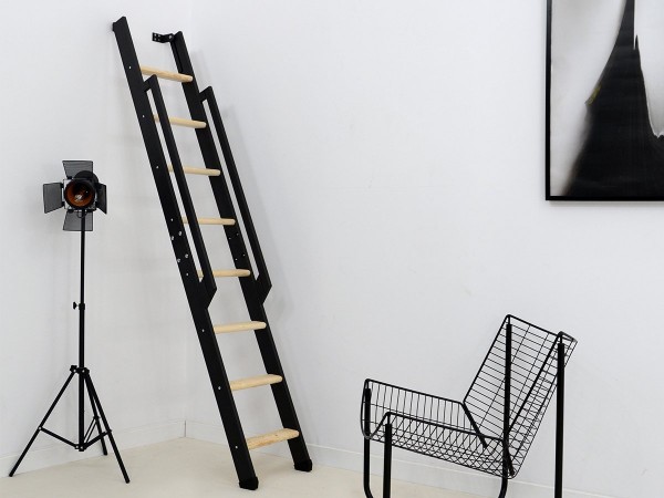 Lofttrappa Back Svart med ljus Bok (1)